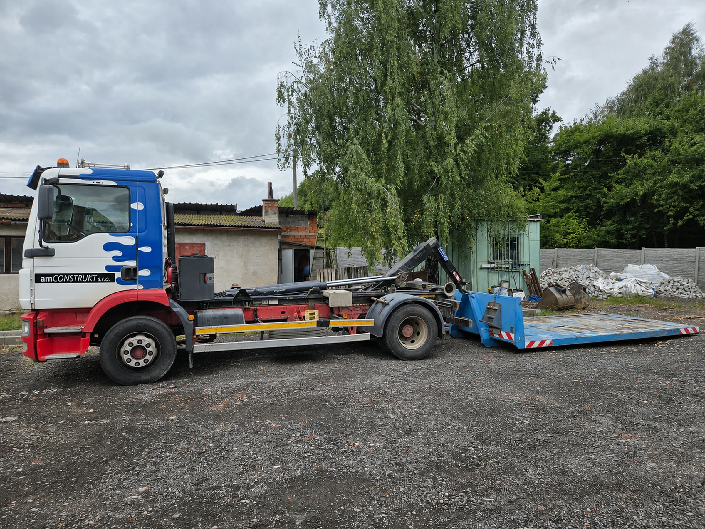 Kontejnerový automobil AM Construkt z bočního pohledu